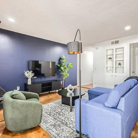 Your Comfy King Suite Getaway - Sleeps 4 - Pool, Prkg